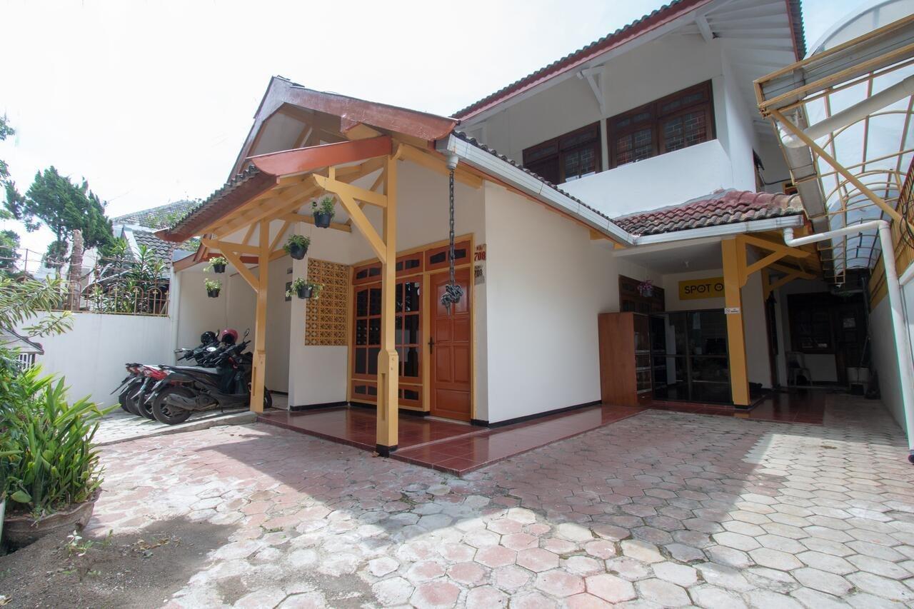 Spot On 3218 Bee Palm Family Syariah 2* Malang